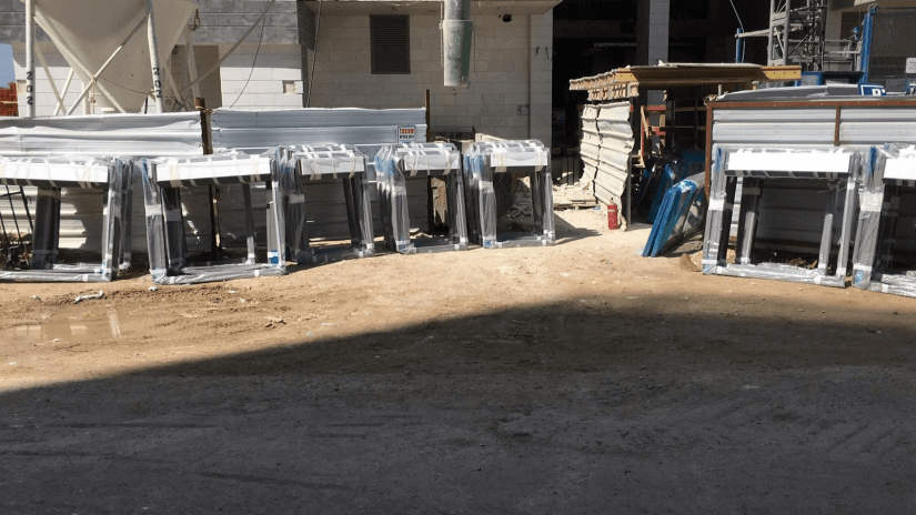 הכנה להרכבת חלונות אלומיניום בבניין